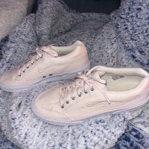 Nike Women's retro GTS casual sneakers NWOT. Only tried on.